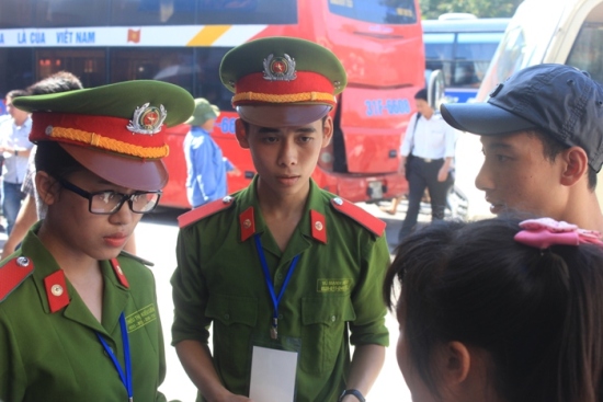 Bạn Ngô Quang Tiến (Học viên D39, HVCS) cho biết Học viện Cảnh sát có 3 nhóm đi làm tình nguyện, mỗi nhóm khoảng 12 người được chia ra tại 3 bến xe là Mỹ Đình, Giáp Bát và Gia Lâm.